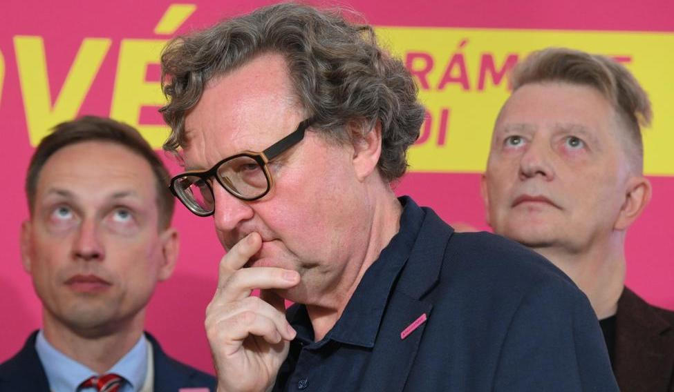 Petr Hlaváček, architekt, Jiří Padevět, politik, spisovatel, knihkupec, nakladatel, volební štáb STAN, tisková konference