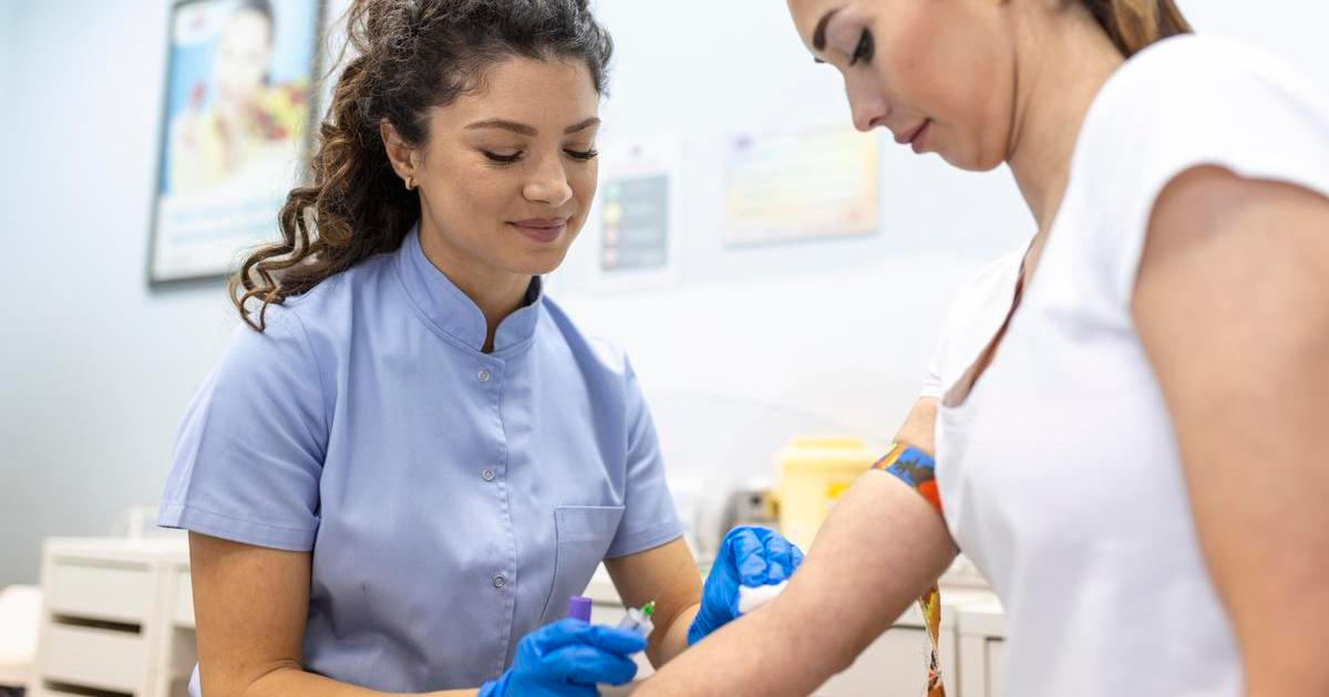 Fleky na nohou vše prozradily. Smrtící virus sílí, stovky nakažených lékařům unikají