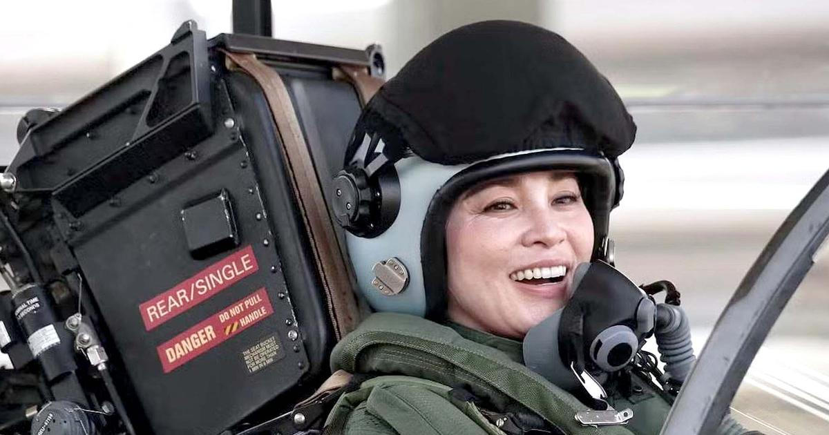Královna ovládá stejnou bojovou stíhačku jako čeští piloti. Manžel už čekal s kyticí