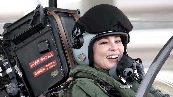 Thajská královna Suthida absolvovala samostatný let ve stíhacím letounu Saab JAS 39C Gripen
