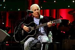 Paul Simon 5. března 2026 během svého vystoupení v newyorském divadle Beacon Theatre na 10. ročníku benefičního koncertu LOVE ROCKS NYC.