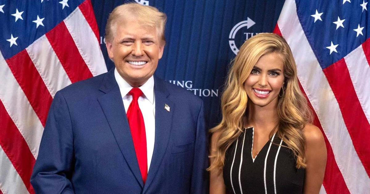 Blondýnka, právnický diplom a plavky. Trumpova nová mluvčí míří do Bílého domu
