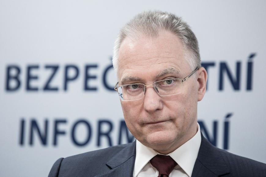 Šéf tajné služby varoval před ruskými operacemi v Evropě. Babiš mu vzkázal, ať mlčí