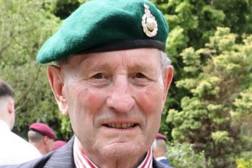 „Stačila by jedna dávka z kulometu." Britský veterán šokoval výrokem o migrantech