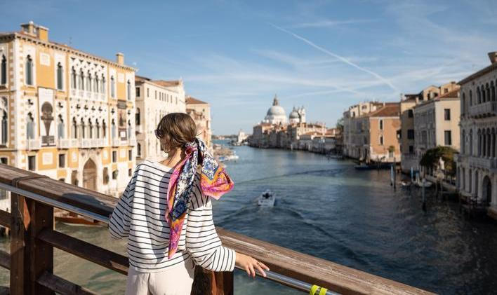 Young,Woman,Enjoying,Beautiful,View,On,Grand,Canal,From,Academy