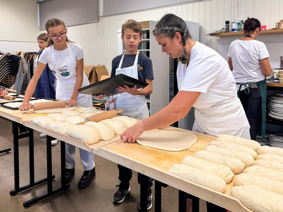 Šárka Fialová se svými pomocníky. Při téhle práci každý ví, co má dělat.