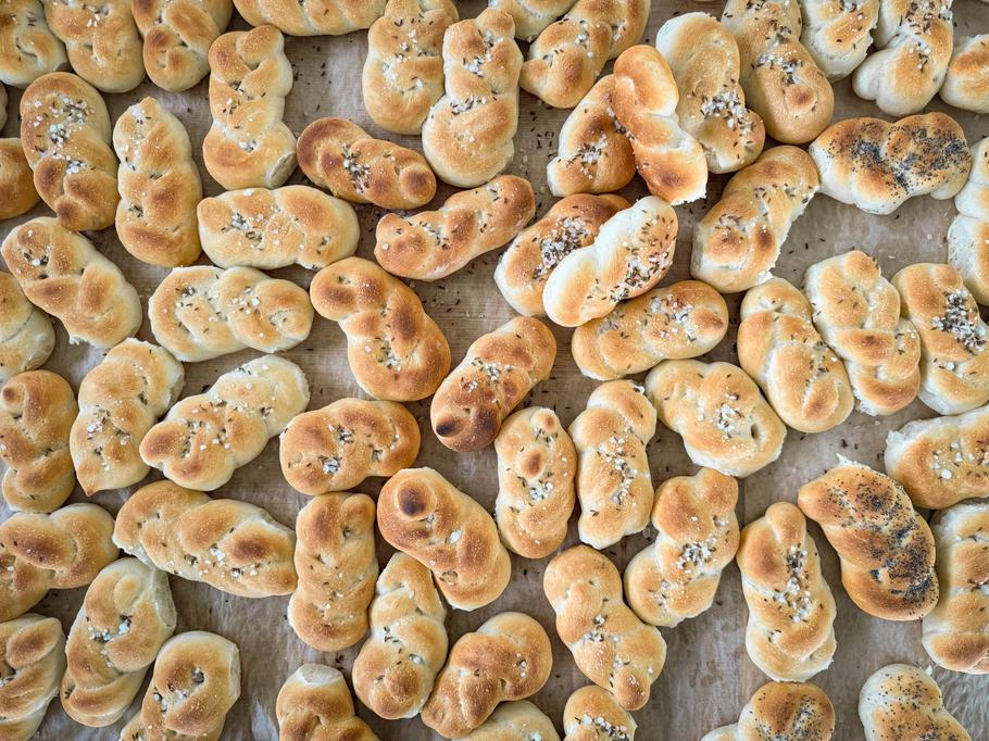 Na těsto je základní rozpis, ale jak se mouka a voda podle potřeby přidávají, vyjde ho nakonec víc. Tuhle sobotu se jich napeklo přes 350.