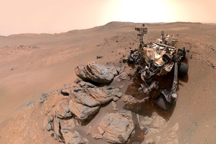 Stopa života na Marsu leží v trubičce. NASA ji neumí dostat na Zemi
