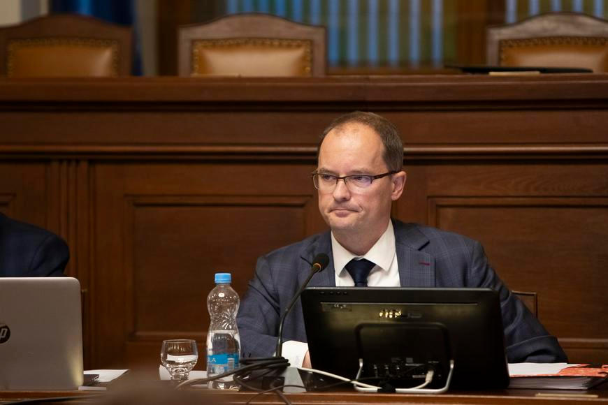 „Mám teď zdravotní problémy.“ Šéf rozpočtového výboru za Motoristy Pikora skončil v nemocnici