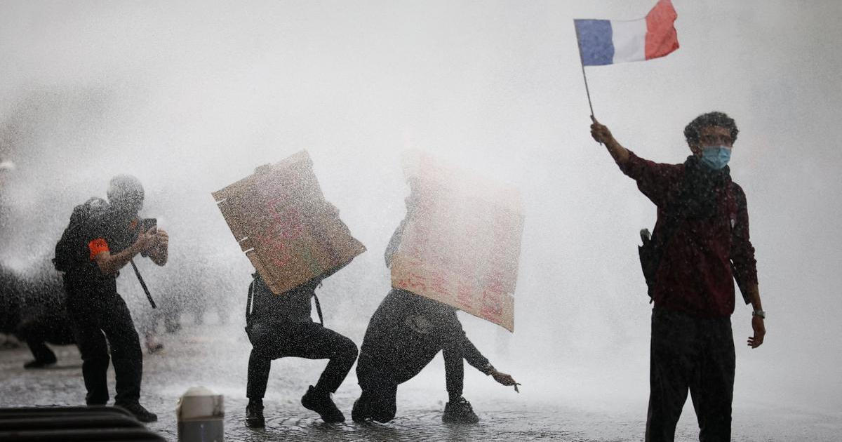 Protesty ve Francii pokračují navzdory ústupkům vlády. Studenty podpořila Thunbergová