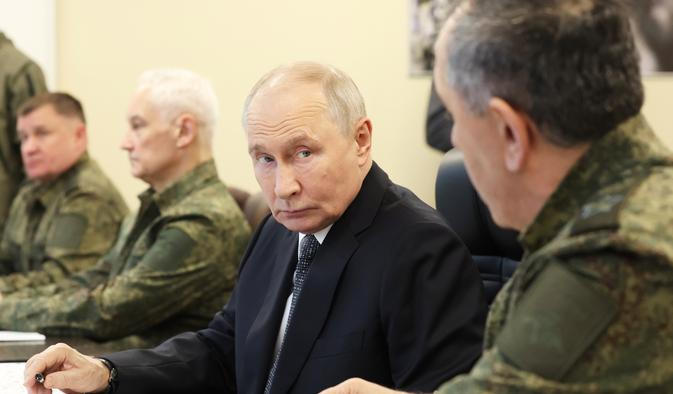 Velitel ruských pozemních sil Andrej Mordvičev (zleva), ministr obrany Andrej Belousov a prezident Vladimir Putin na snímku ze začátku října 2026.