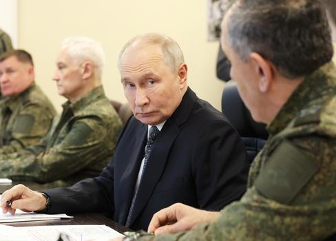 Velitel ruských pozemních sil Andrej Mordvičev (zleva), ministr obrany Andrej Belousov a prezident Vladimir Putin na snímku ze začátku října 2026.