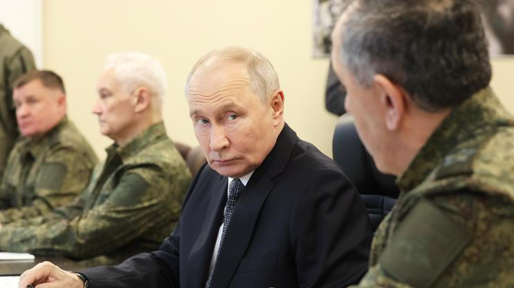 Velitel ruských pozemních sil Andrej Mordvičev (zleva), ministr obrany Andrej Belousov a prezident Vladimir Putin na snímku ze začátku října 2026.