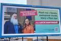 Billboard, ze kterého je zřejmé, že končící senátor ODS  Lumír Aschenbrenner podpořil před 2. kolem voleb kandidátku ANO Lucií Kantorovou. 