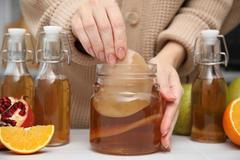 Kombucha vzniká fermentací slazeného čaje.