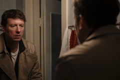Úspěšný podnikatel Gleb (Dmitrij Mazurov) stojí ve filmu Minotaur před úkolem poskytnout ruské armádě ze své firmy 14 zaměstnanců. Neřeší ovšem, zda je přijatelné posílat své podřízené do války. Chce hlavně zařídit, aby jejich odchod neohrozil firmu.