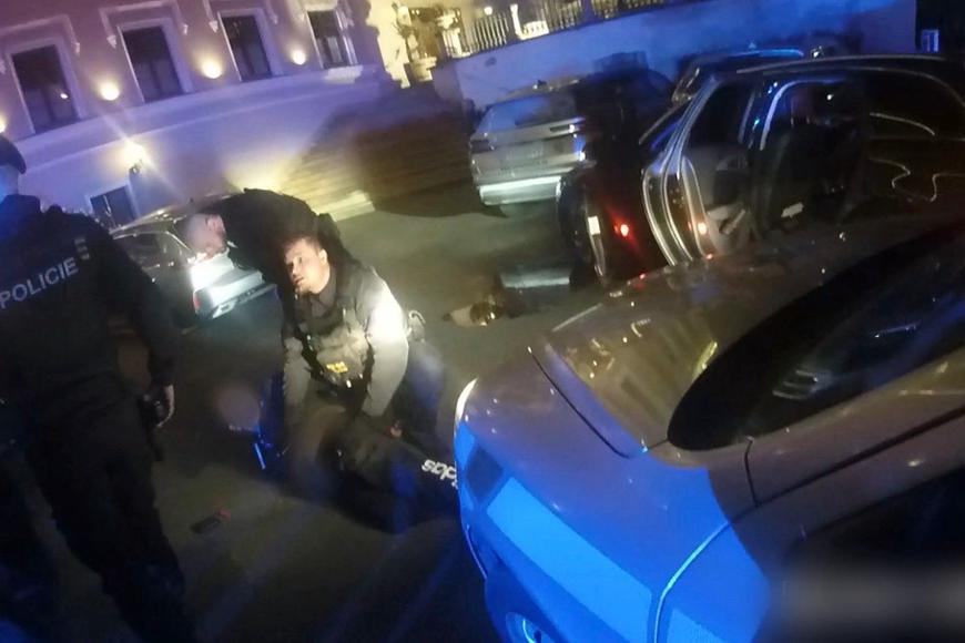 Zběsilý úprk Prahou. Auto jelo až 210 km za hodinu, policie se nakonec hodně divila