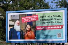 volební billboard, volby do Senátu, fotografie Lumír Aschenbrenner, Lucie Kantorová