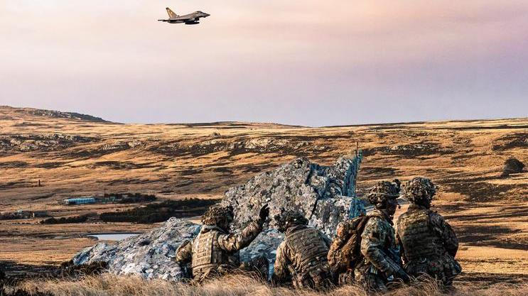 Britská armáda cvičí na Falklandských ostrovech jejich dobytí pro případ obsazení ostrovů argentinskou armádou; přelom června a července 2026.