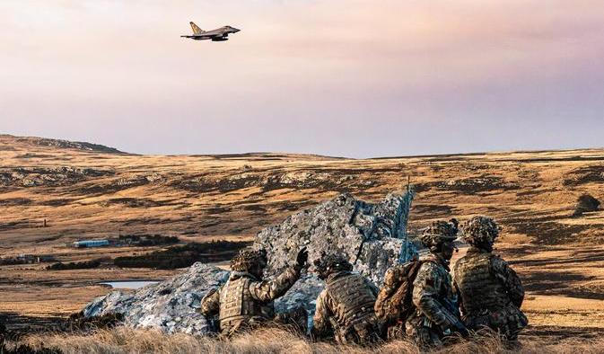 Britská armáda cvičí na Falklandských ostrovech jejich dobytí pro případ obsazení ostrovů argentinskou armádou; přelom června a července 2026.
