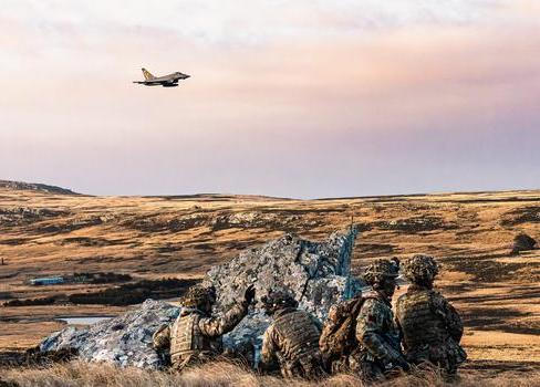Britská armáda cvičí na Falklandských ostrovech jejich dobytí pro případ obsazení ostrovů argentinskou armádou; přelom června a července 2026.