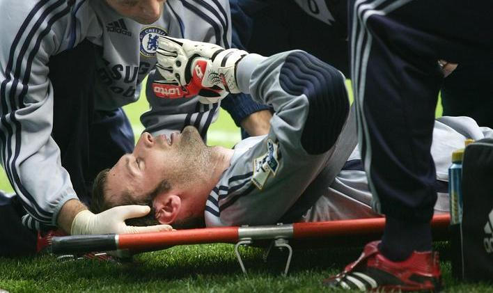 Zraněný Petr Čech v zápase Premier League mezi Readingem a Chelsea