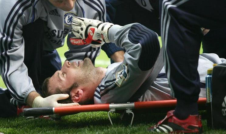Zraněný Petr Čech v zápase Premier League mezi Readingem a Chelsea
