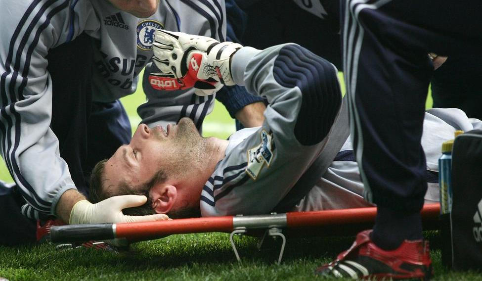 Zraněný Petr Čech v zápase Premier League mezi Readingem a Chelsea