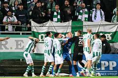 Fotbalisté Bohemians Praha 1905 slaví gól v  zápase s Mladou Boleslaví
