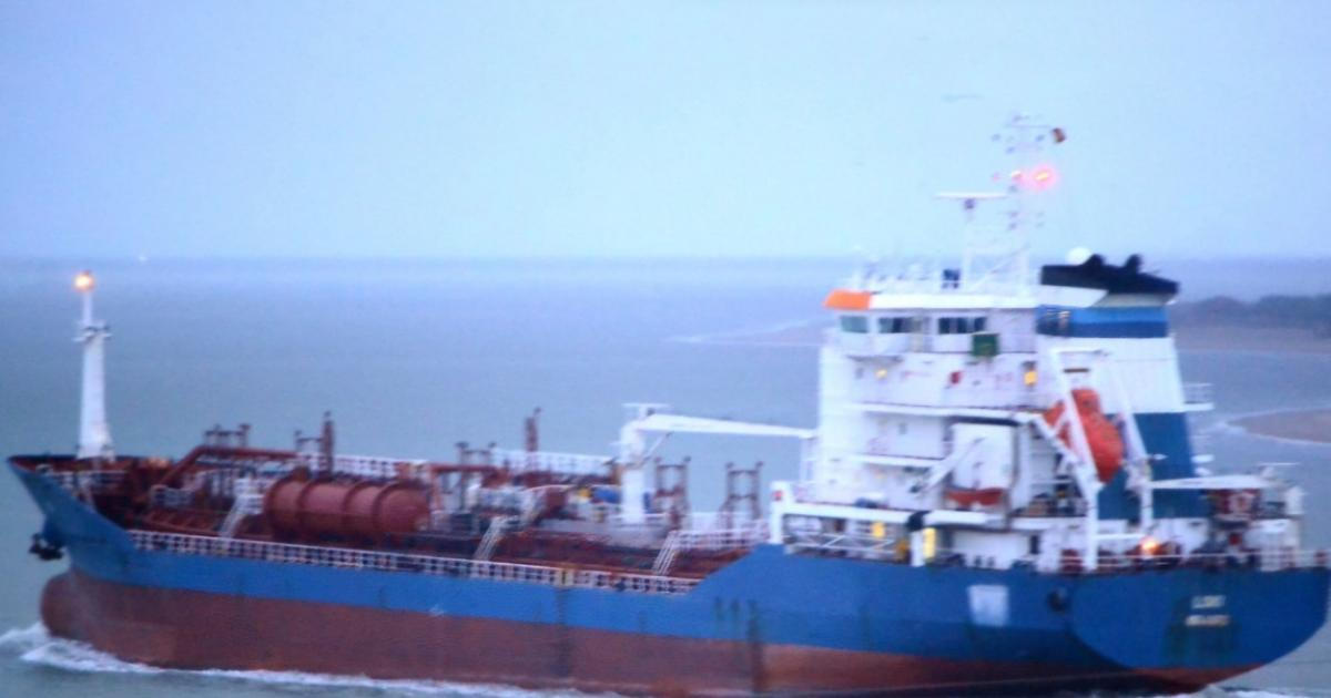 V rumunských vodách hoří tanker, pátrá se po sedmi členech posádky