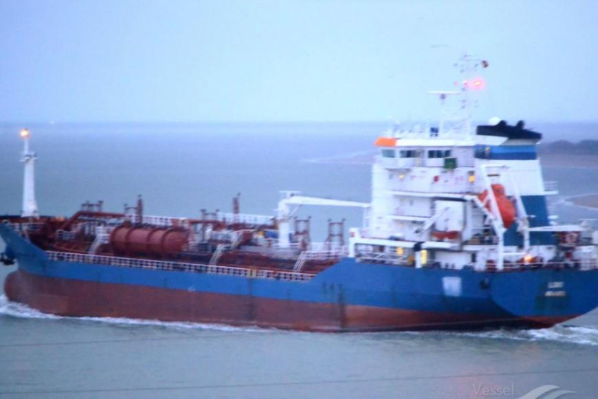 V rumunských vodách hoří tanker, pátrá se po osmi členech posádky