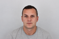 Policie intenzivně pátrá po podezřelém z pokusu vraždy Radkovi Galuškovi. Může být nebezpečný. Pokud jej uvidíte, nesnažte se ho zadržet ani kontaktovat. Ihned volejte linku 158. Může se pohybovat v osobním vozidle Škoda Fabia šedé barvy, registrační značky 2Z4 8888.