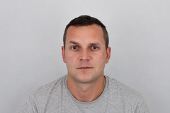 Policie intenzivně pátrá po podezřelém z pokusu vraždy Radkovi Galuškovi. Může být nebezpečný. Pokud jej uvidíte, nesnažte se ho zadržet ani kontaktovat. Ihned volejte linku 158. Může se pohybovat v osobním vozidle Škoda Fabia šedé barvy, registrační značky 2Z4 8888.