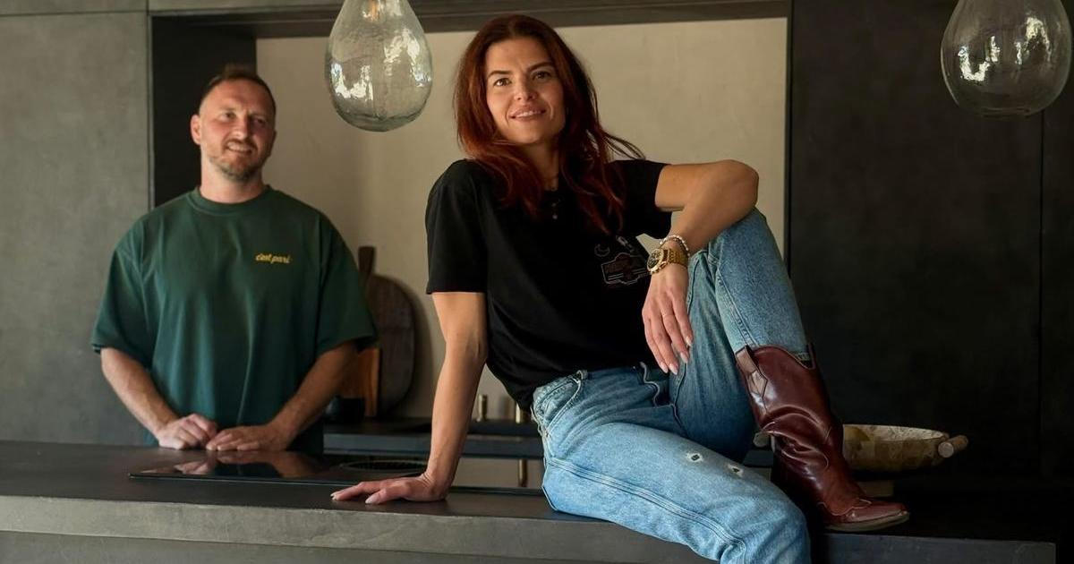 Dům, který vypadá jako ohořelý. Pár proměnil starou ruinu v minimalistické bydlení
