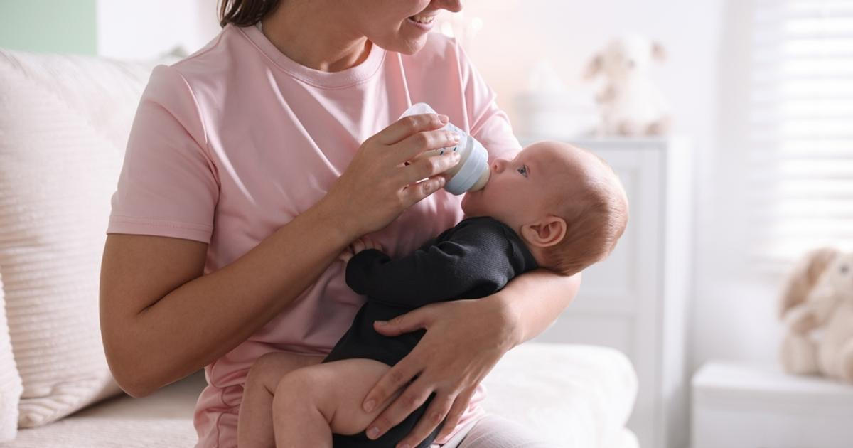 Pozor na známou kojeneckou výživu! V obchodech se znovu objevil nebezpečný toxin