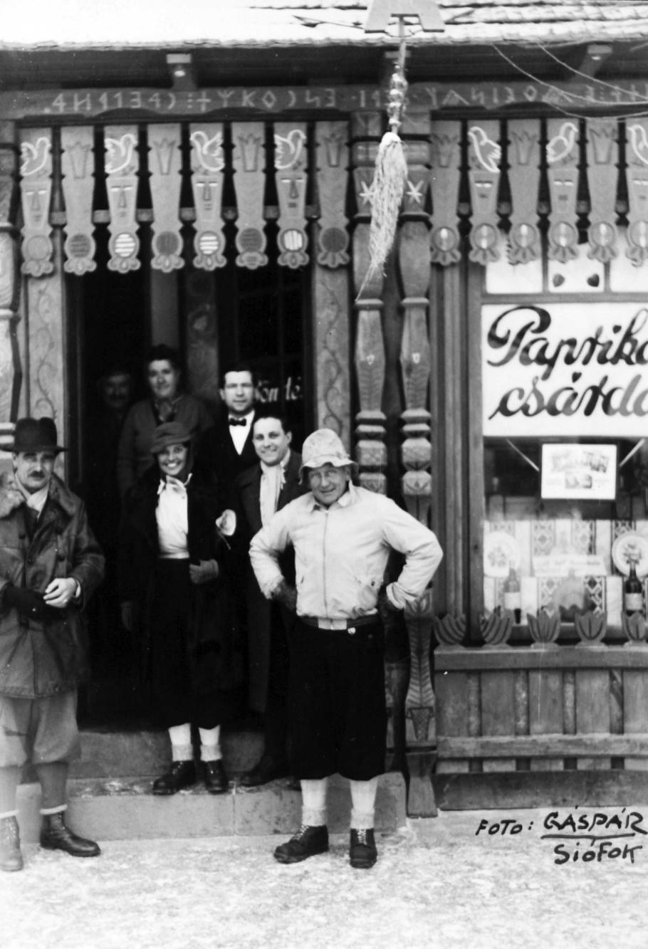 Albert Szent-Györgyi s manželkou Kornélií, které říkal Nelli, v lednu 1938 před obchodem s paprikou. Necelý měsíc předtím převzal ve Stockholmu Nobelovu cenu za objev, ke kterému ho dovedla právě paprika.