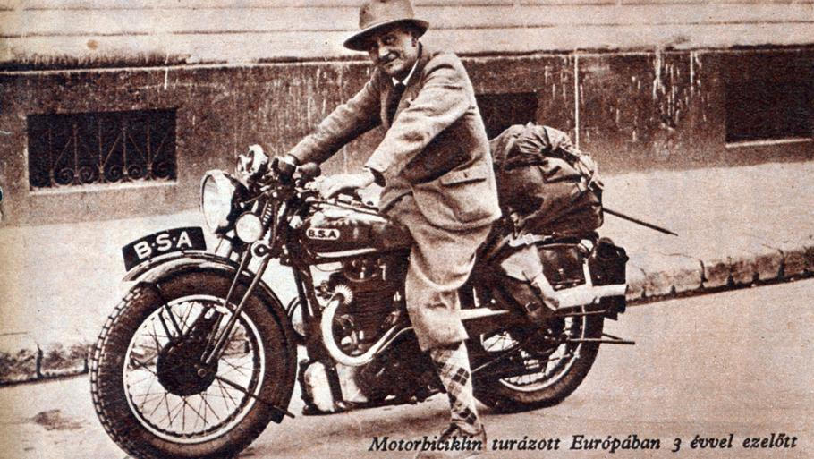 Albert Szent-Györgyi v sedle svého „železného oře“, 1934. Motorka patřila k věcem, kvůli kterým se ze segedínského profesora stala ve městě celebrita.