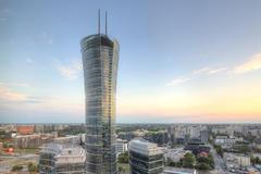Varšavský komplex Warsaw Spire tvoří hlavní věž vysoká 220 metrů a dvě nižší kancelářské budovy. Hlavní věž je druhou nejvyšší budovou ve Varšavě i v Polsku.