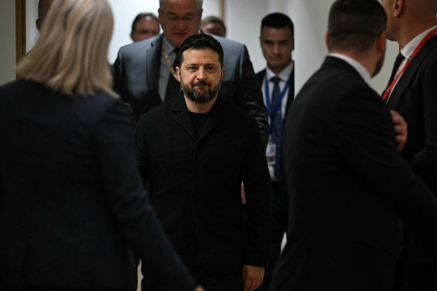 Zelenskyj v Bruselu žádá další zbraně. Rusko podle něj ignoruje Trumpovu výzvu
