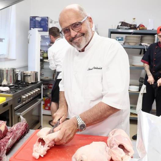 Dokáže obávaný šéf dát provoz restaurace do pořádku a zachránit ho před zavřením?