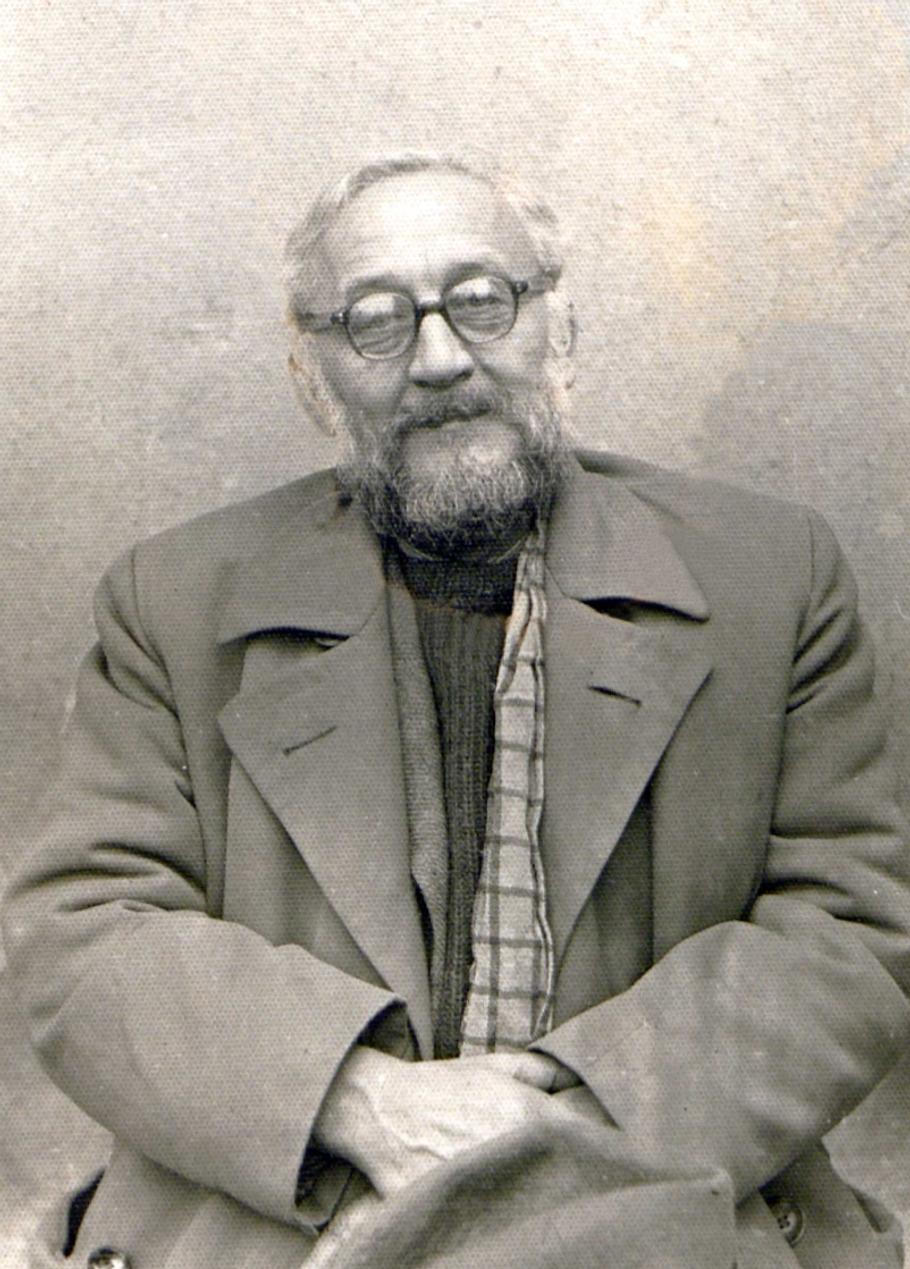 Albert Szent-Györgyi v přestrojení. Takhle se v roce 1945 skrýval v obležené Budapešti před gestapem a maďarskými fašisty.