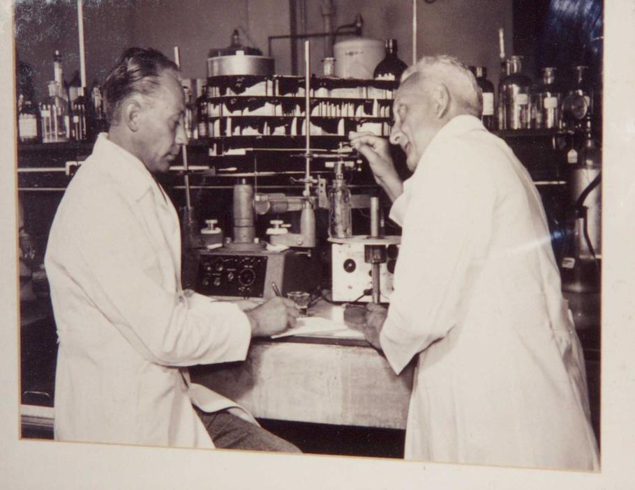 Albert Szent-Györgyi ve své laboratoři se spolupracovníkem Istvánem Hajdúem (1949)