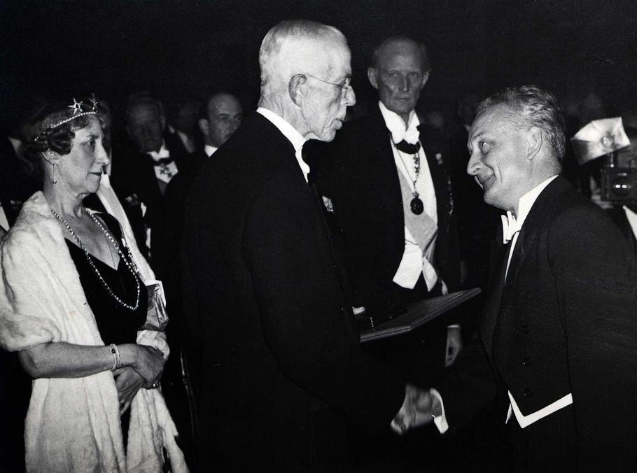 Švédský král Gustav V. předává Albertu Szent-Györgyimu ve Stockholmu 10. prosince 1937 medaili a diplom Nobelovy ceny za fyziologii a lékařství. Při ceremonii hrál orchestr maďarský Rákócziho pochod.