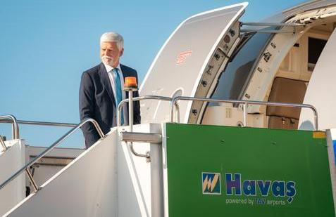 Prezident Petr Pavel se dočkal a účastnil se ostře sledovaného summitu NATO v turecké Ankaře. Cestě ale předcházela nejedna překážka.