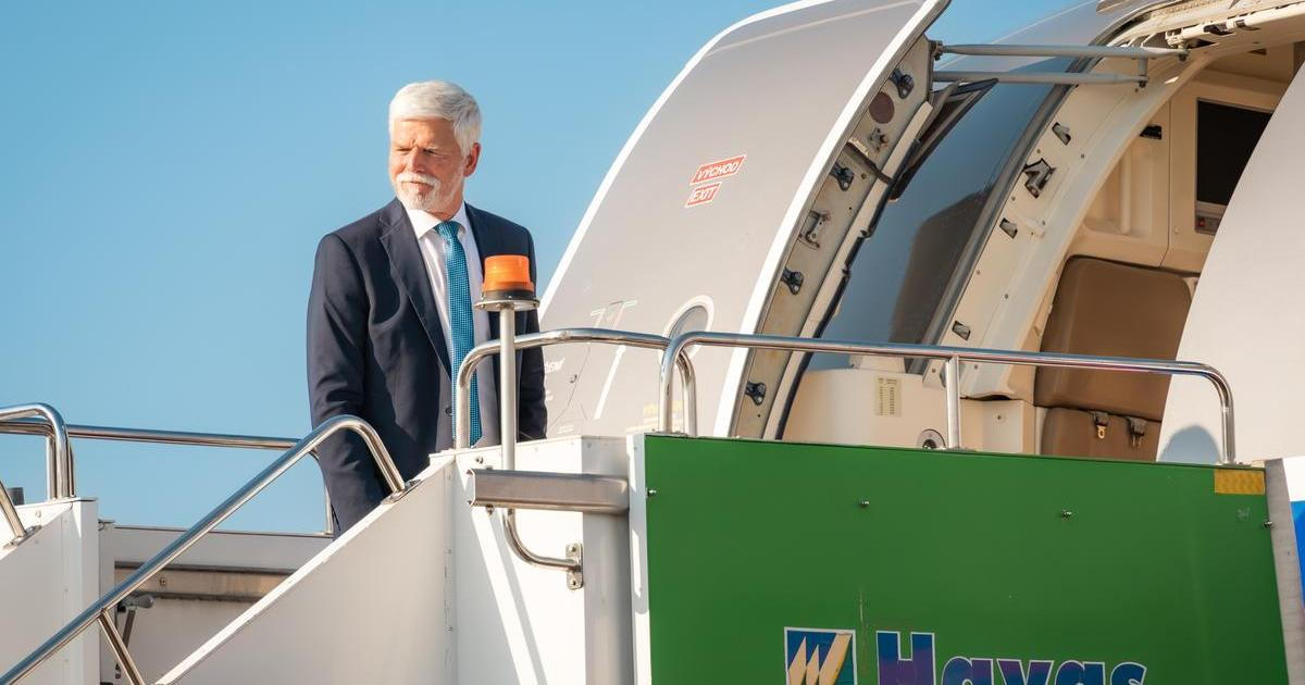 Prezident se vrátil z dovolené v Maroku. Místo tryskáče zvolil Ryanair