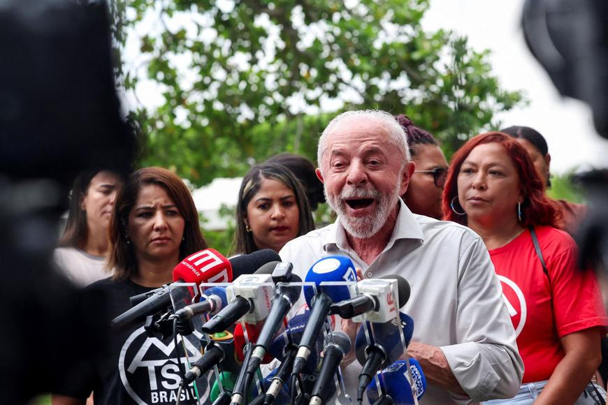 Lula stahuje náskok Bolsonara v průzkumech, voličům v Brazílii slibuje mnohé ústupky