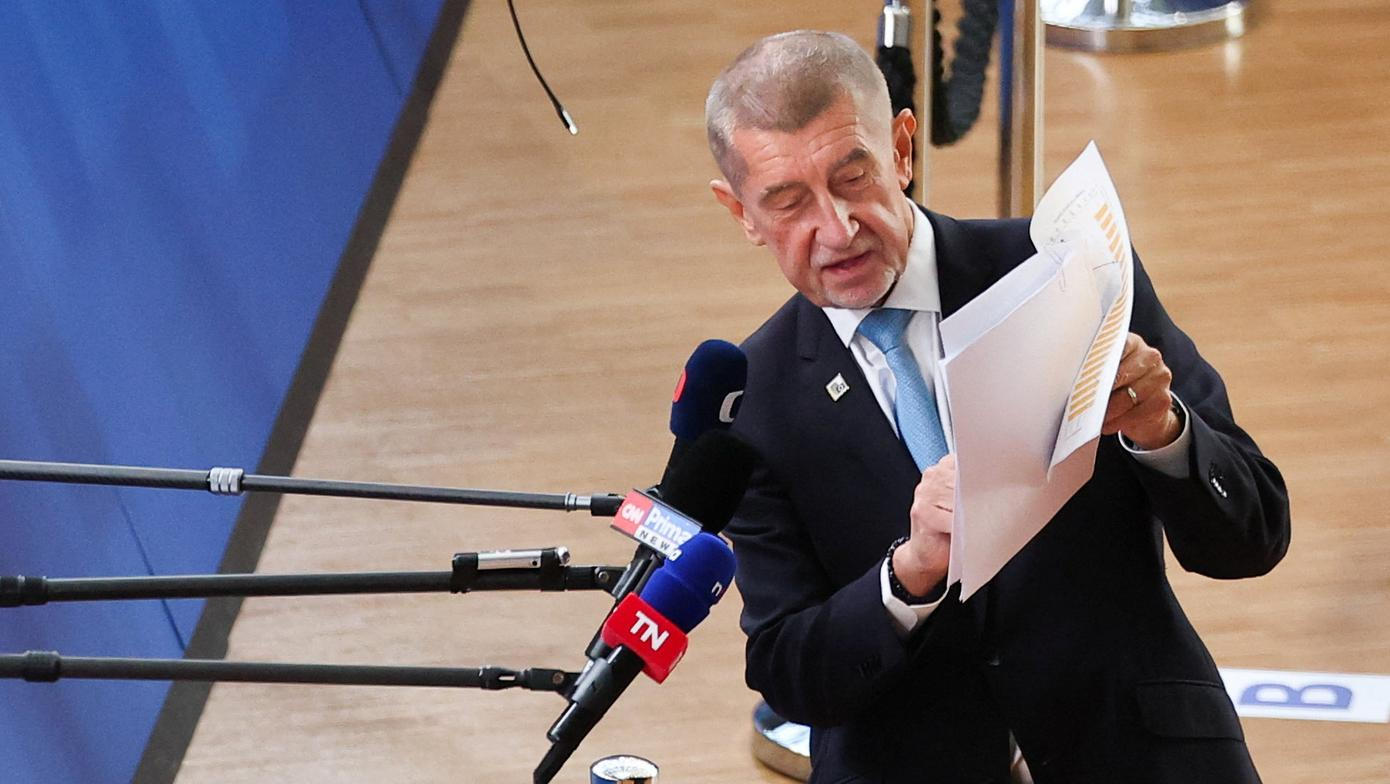 Nejmocnějšímu muži světa hrozí potupa. „Teče mu do bot, brousí ale nože ...