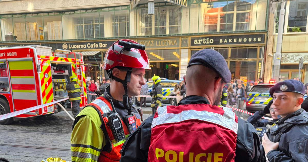 Tři lidé se zranili při požáru venkovních kamen v restauraci v centru Prahy