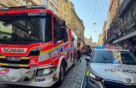 Při požáru venkovních plynových kamen ve Vodičkově ulici v centru Prahy se v pátek před polednem zranili tři lidé. 