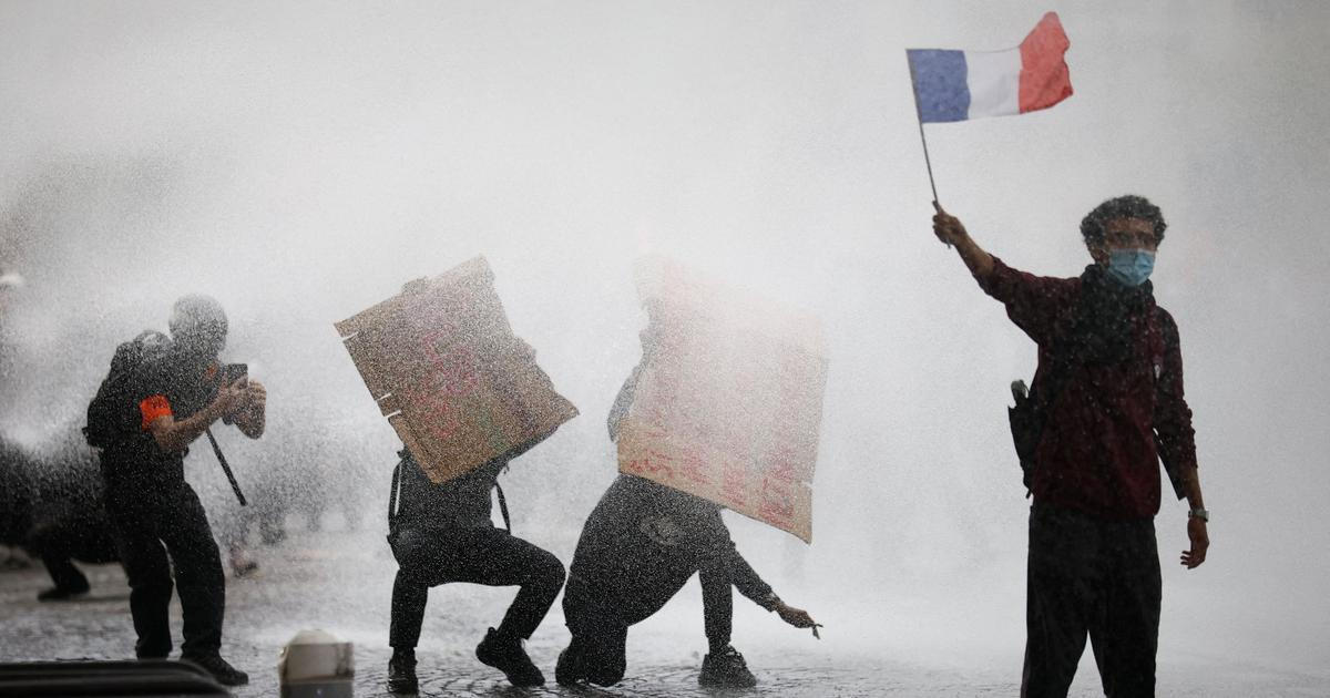 Francie se chystá na sobotní megaprotest. Policie dostala povolení použít omračující granáty